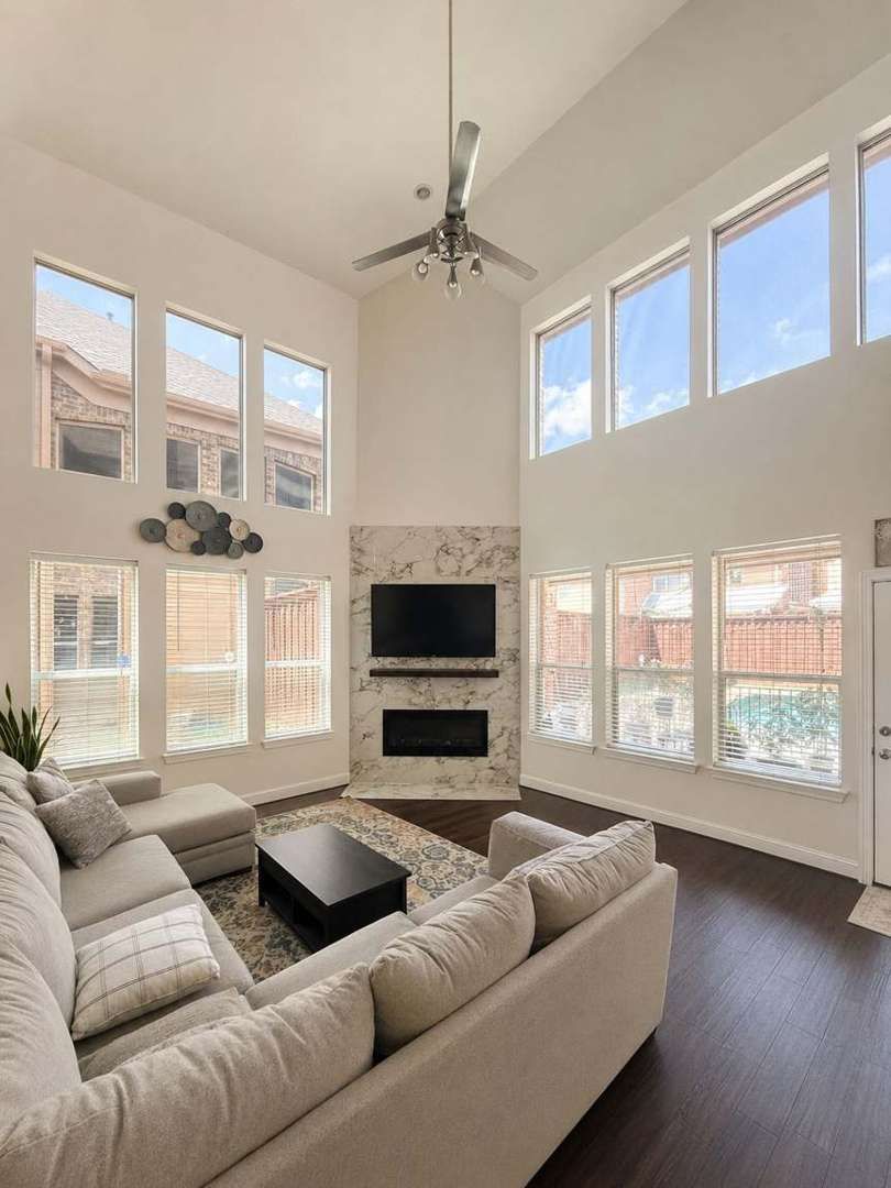 Living room with a large-format porcelain fireplace surround